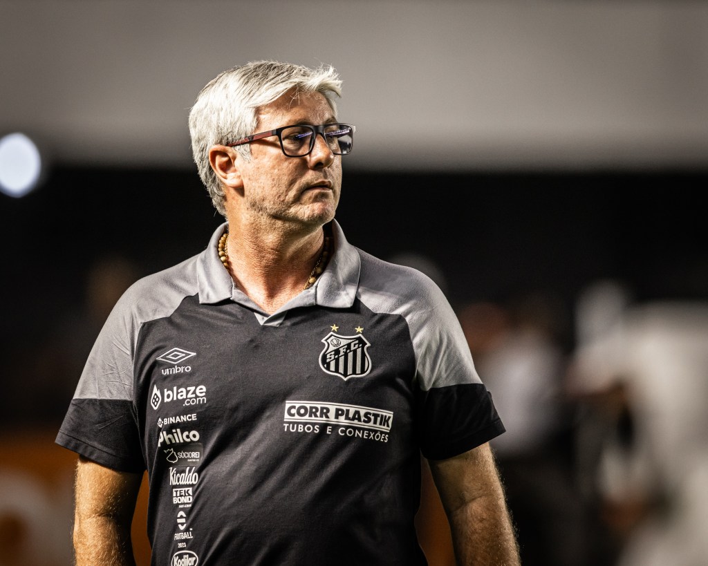 Odair Hellman recebeu ameaças anônimas, após derrota do Santos para o Corinthians, pelo Brasileiro -