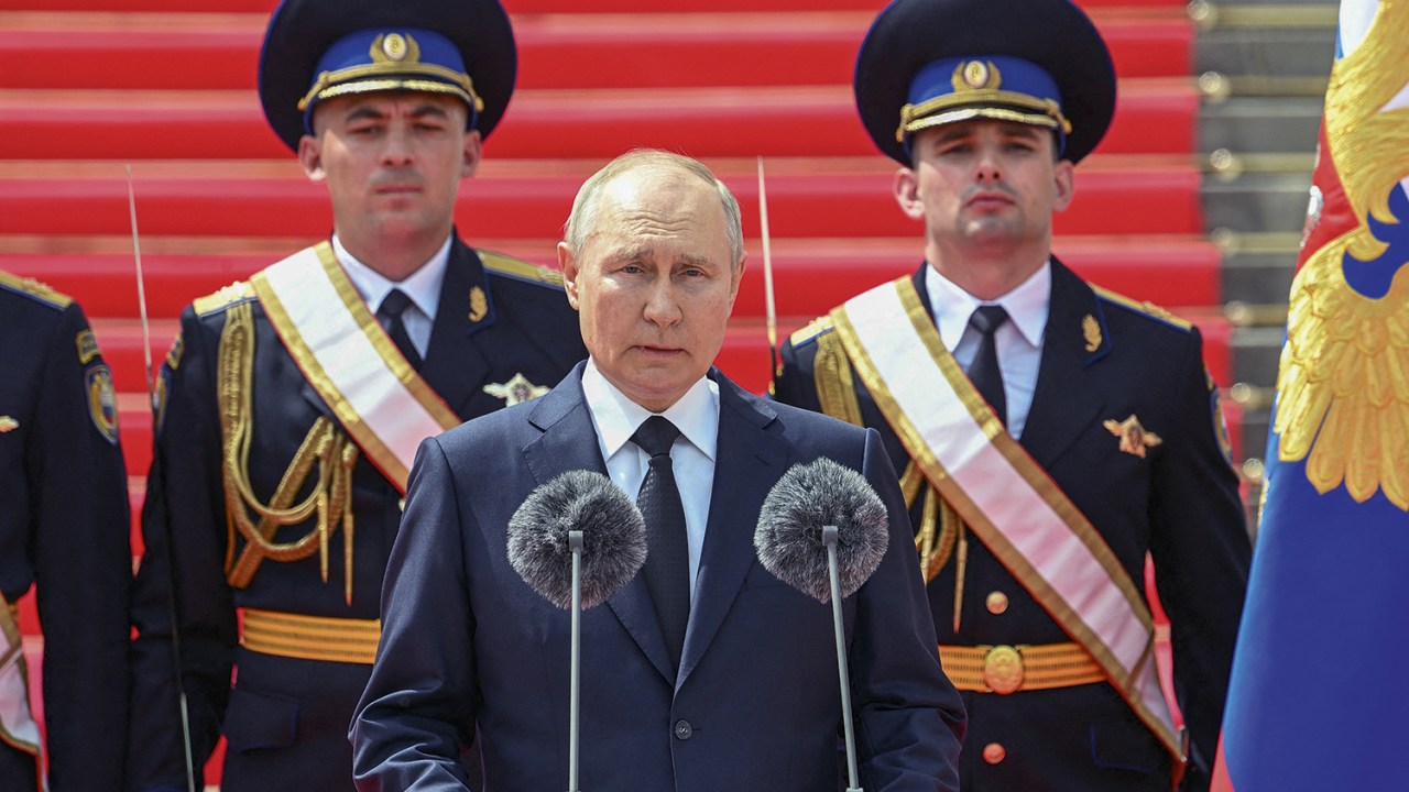 NA DEFENSIVA - Putin: discursos para atacar os “traidores” e destacar a “união da sociedade”