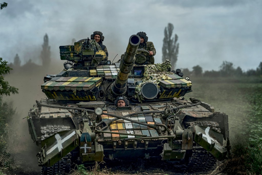 COMEÇOU - Tanque ucraniano avança: pouco território retomado e anúncio de “sucesso parcial”