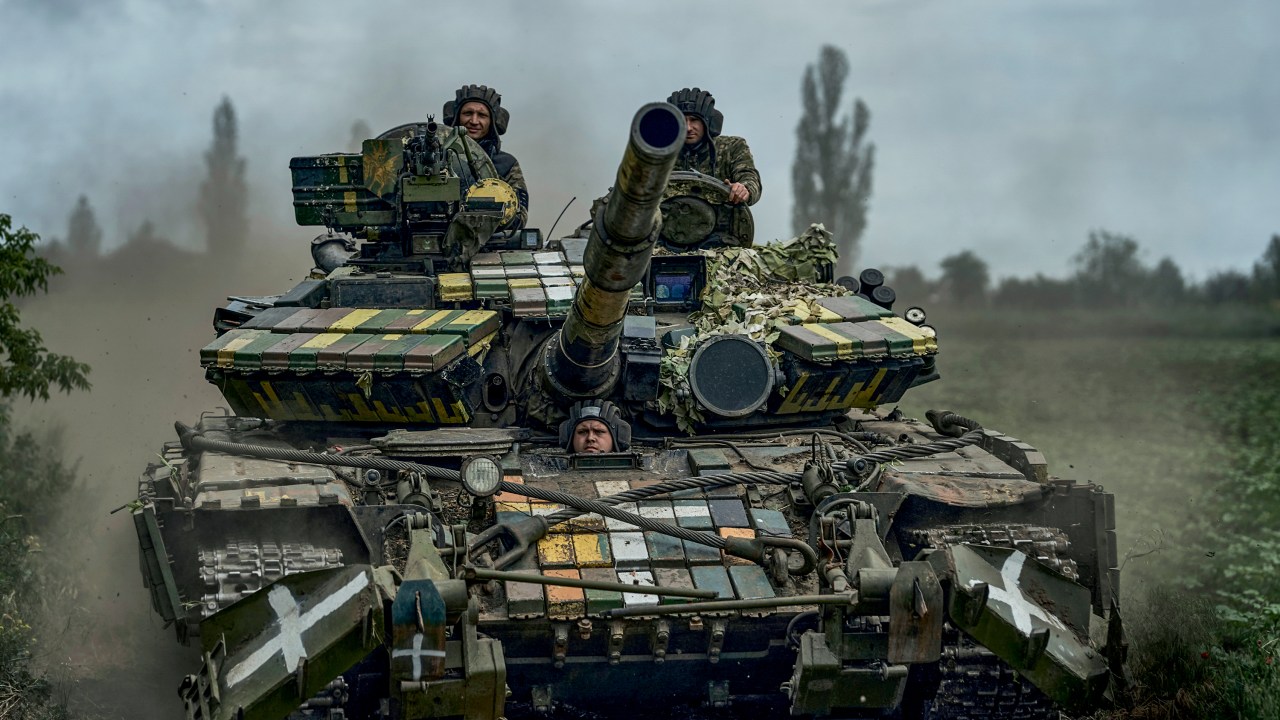 COMEÇOU - Tanque ucraniano avança: pouco território retomado e anúncio de “sucesso parcial”