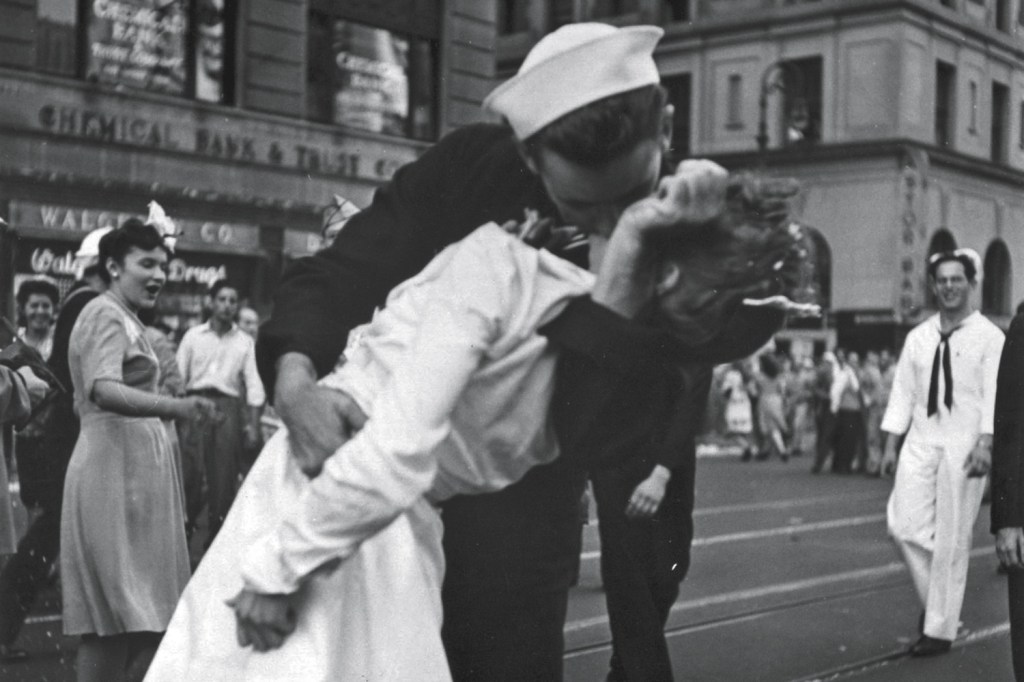 REVIRAVOLTA - Times Square, 1945: a atitude se revelou assédio anos depois