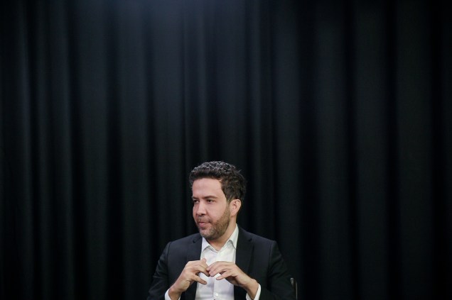 O deputado federal André Janones durante entrevista ao programa Amarelas On Air, de Veja