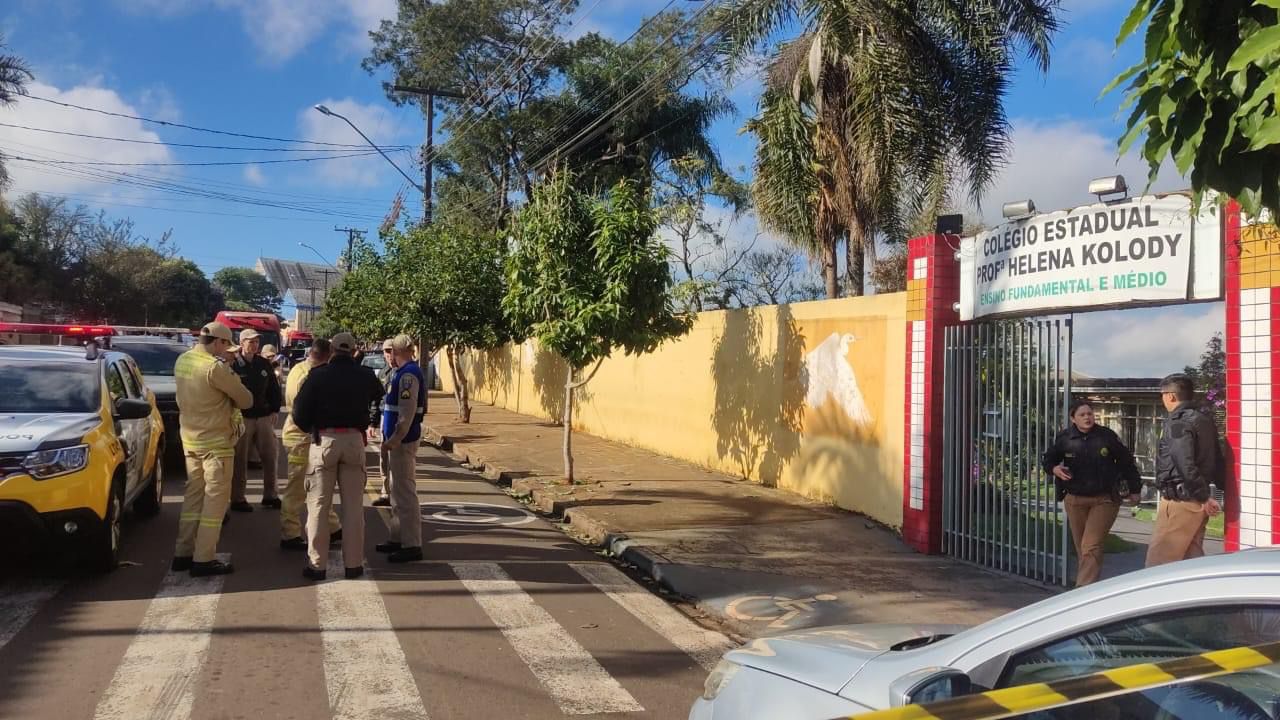 Policiais em frente à escola estadual Professora Helena Kolody, em Cambé (PR), após ataque a tiros
