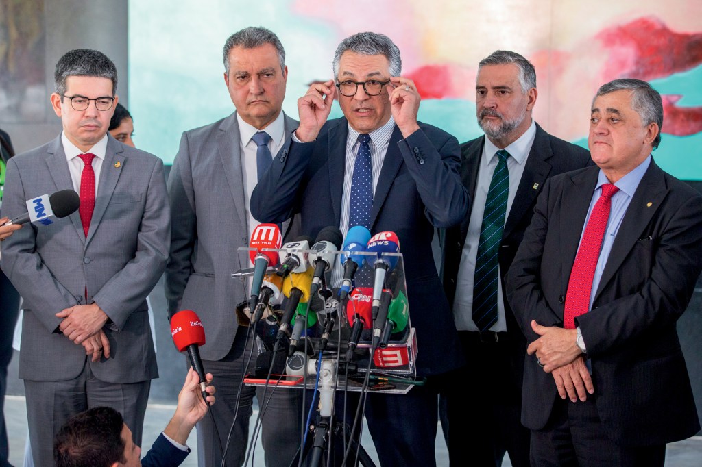 PROMESSA - Ministros e líderes do governo após encontro com Marina: ação para minimizar esvaziamento de pasta