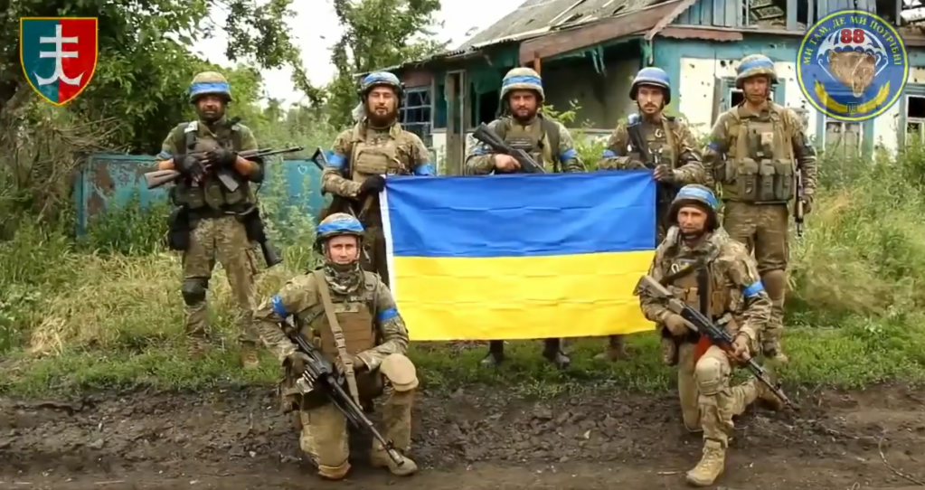 Militares de Odessa da marinha exibem bandeira ucraniana na recém-liberada cidade de Storozheve, na linha de frente em Donetsk. 12/06/2023 -