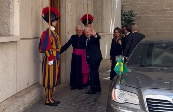 O presidente Luiz Inácio Lula da Silva (PT), ao lado da primeira-dama Janja, chega ao Vaticano para reunião com papa Francisco durante viagem à Itália. 21/06/2023 -
