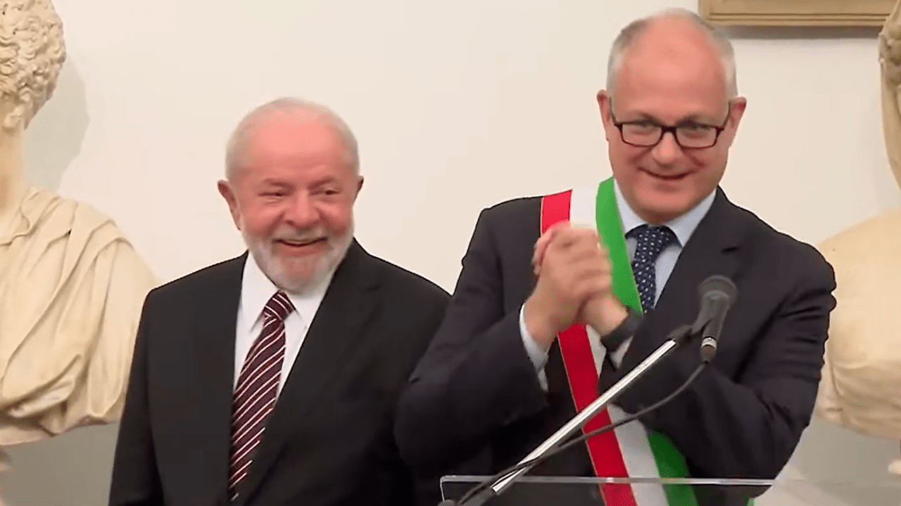 O presidente Lula (esq.) faz coletiva de imprensa com o amigo pessoal Roberto Gualtieri, prefeito de Roma, durante viagem à Itália. 21/06/2023 -