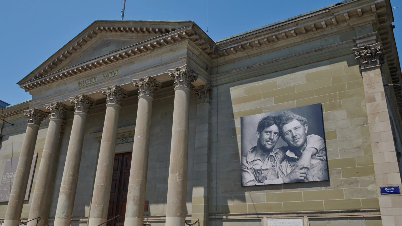 Fachada do Museu de Arte e História do Rath expõe uma das fotos da exibição temporário