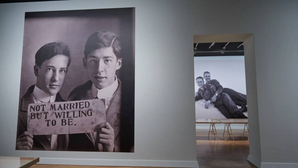 DSC_1998.jpg Em uma das fotos da exibição dois homens seguram um cartaz em que se lê