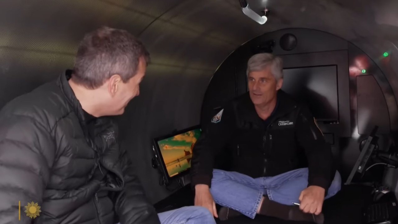 O repórter David Pogue e o CEO Stockton Rush dentro do submersível Titan