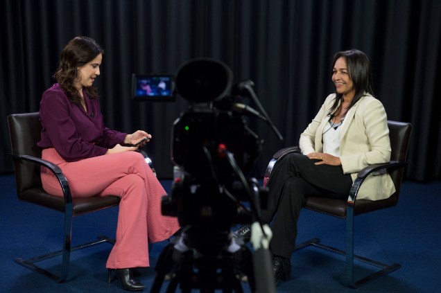 A jornalista Clarissa Oliveira e a senadora Eliziane Gama durante entrevista ao programa Amarelas On Air, de Veja