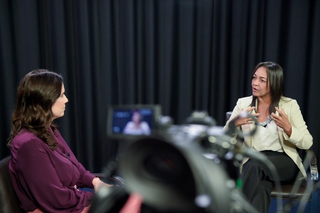 A jornalista Clarissa Oliveira e a senadora Eliziane Gama durante entrevista ao programa Amarelas On Air, de Veja