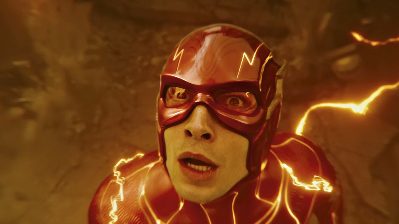 GAROTO-PROBLEMA - Ezra Miller no figurino do Flash: ator “cancelado” encarna herói de forma vigorosa