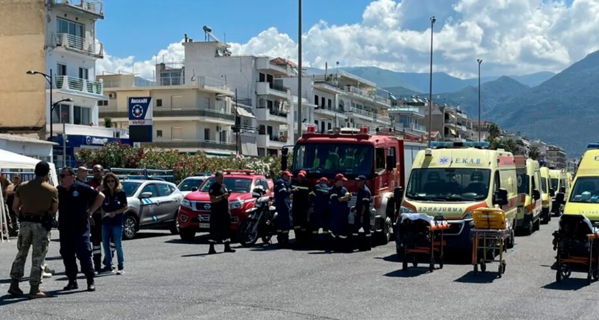 A guarda costeira grega disse o navio afundou a sudoeste de Pylos, na costa do Peloponeso, após colidir com um barco de pesca. 14/06/2023 -