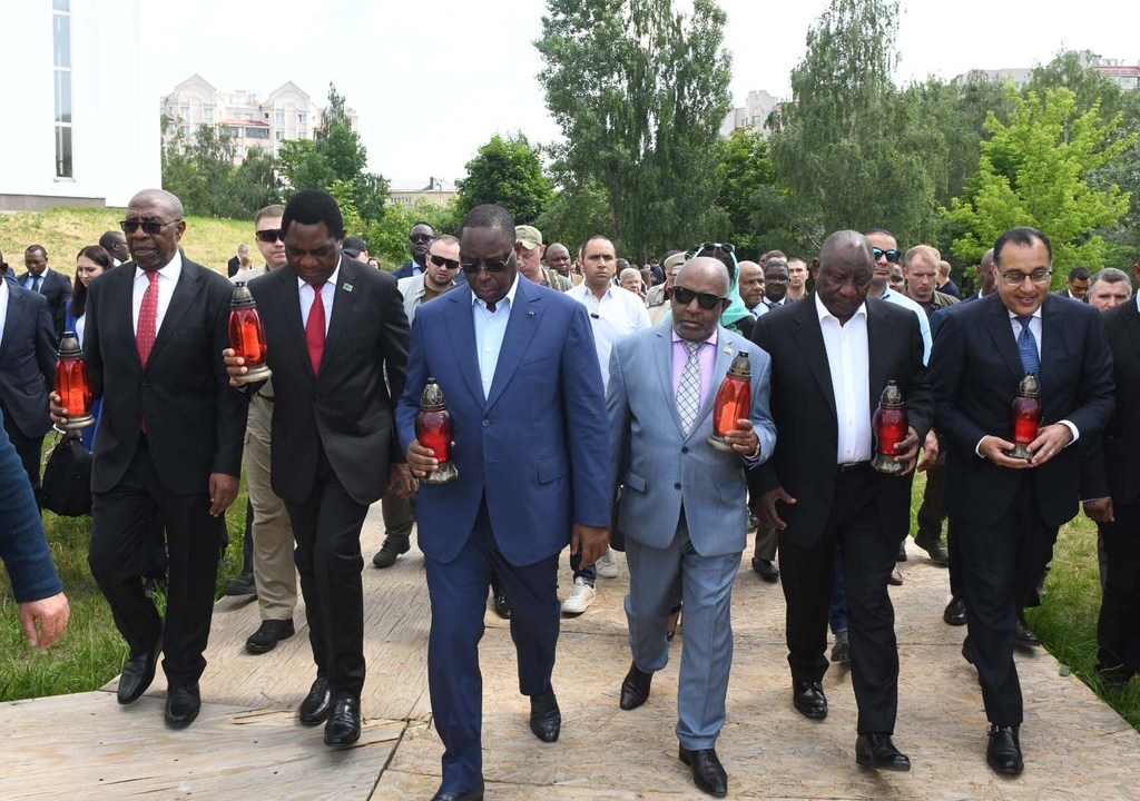 Chefes de Estado e de Governo africanos visitam a cidade de Bucha, na Ucrânia, e participaram de uma cerimônia em uma vala comum onde centenas de pessoas foram mortas no início do conflito. 16/06/2023 -