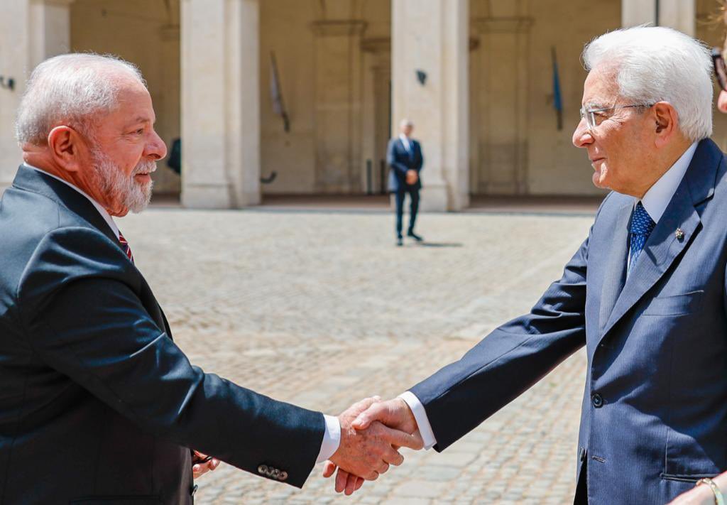 O presidente da Itália, Sérgio Mattarella (dir.), cumprimenta o presidente Luiz Inácio Lula da Silva (PT). 21/06/2023 -
