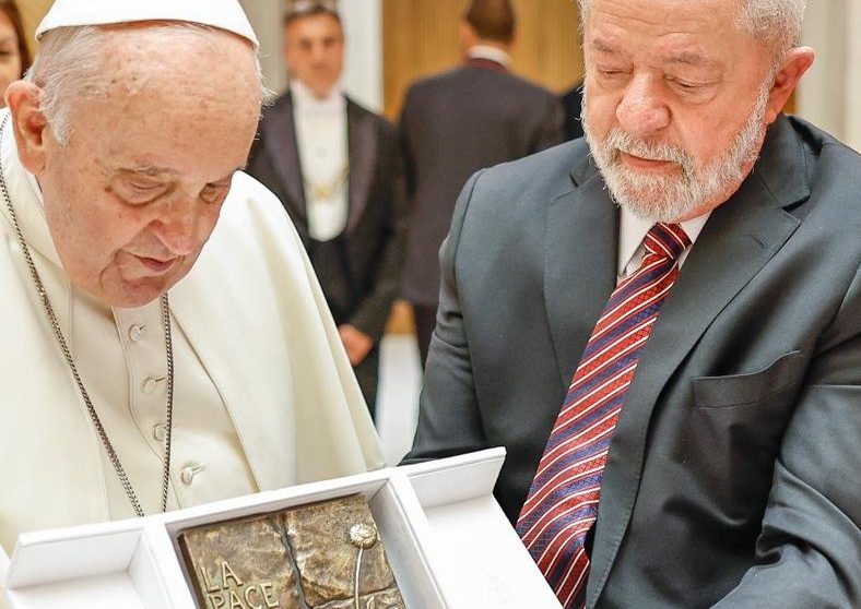 Papa Francisco presenteia o presidente Lula com uma placa que diz: 'A paz é uma flor frágil', após reunião bilateral no Vaticano. 21/06/2023 -