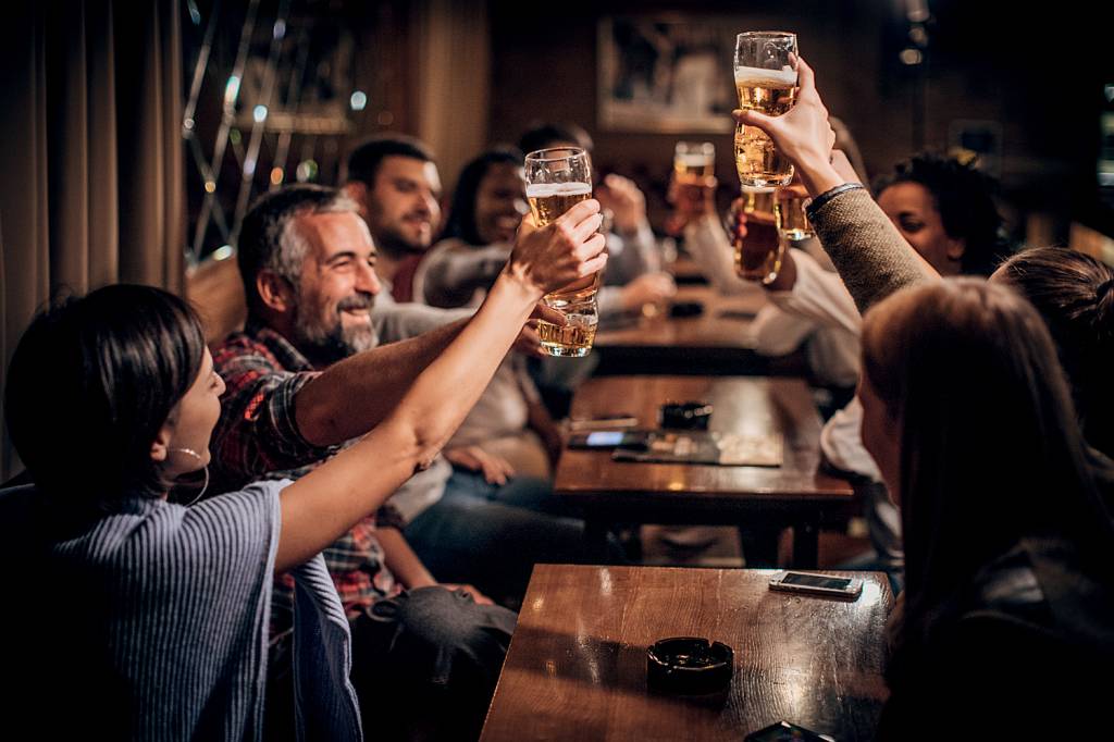 Friends in pub DIAS ATUAIS - Happy hour: na nova era, os bares concorrem com restaurantes