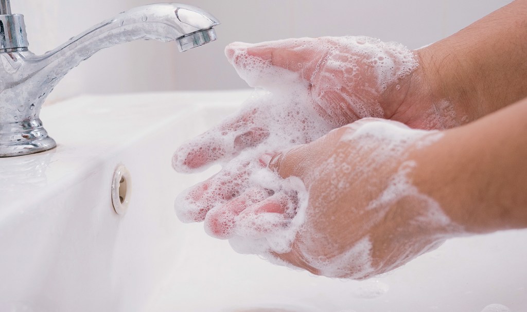 BÁSICO - Lavar as mãos: novo estudo confirma proteção contra infecções