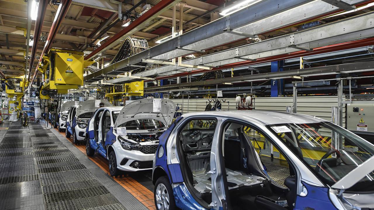 LINHA OCIOSA - Fábrica da Fiat em Betim (MG): o começo do ano trouxe o pior trimestre do setor desde 2004