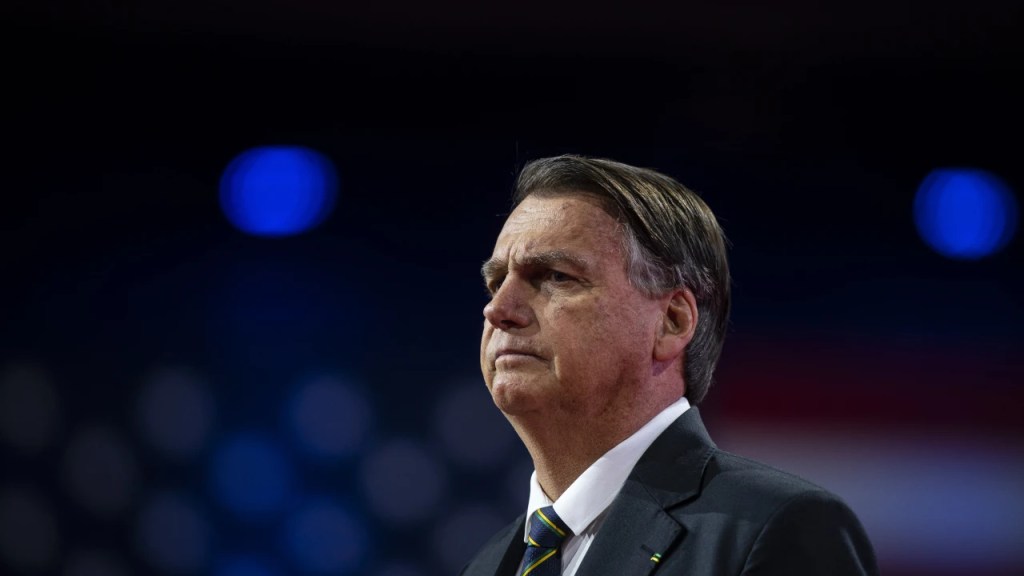 À espera de julgamento no TSE, Bolsonaro amarga derrota do Palmeiras