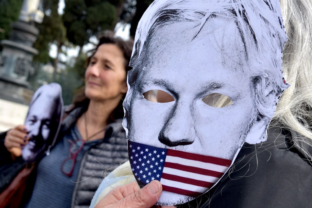 VAZAMENTOS - Estados Unidos pedem extradição de Julian Assange, responsável pelo vazamento de 700 ,il documentos confidenciais do governo