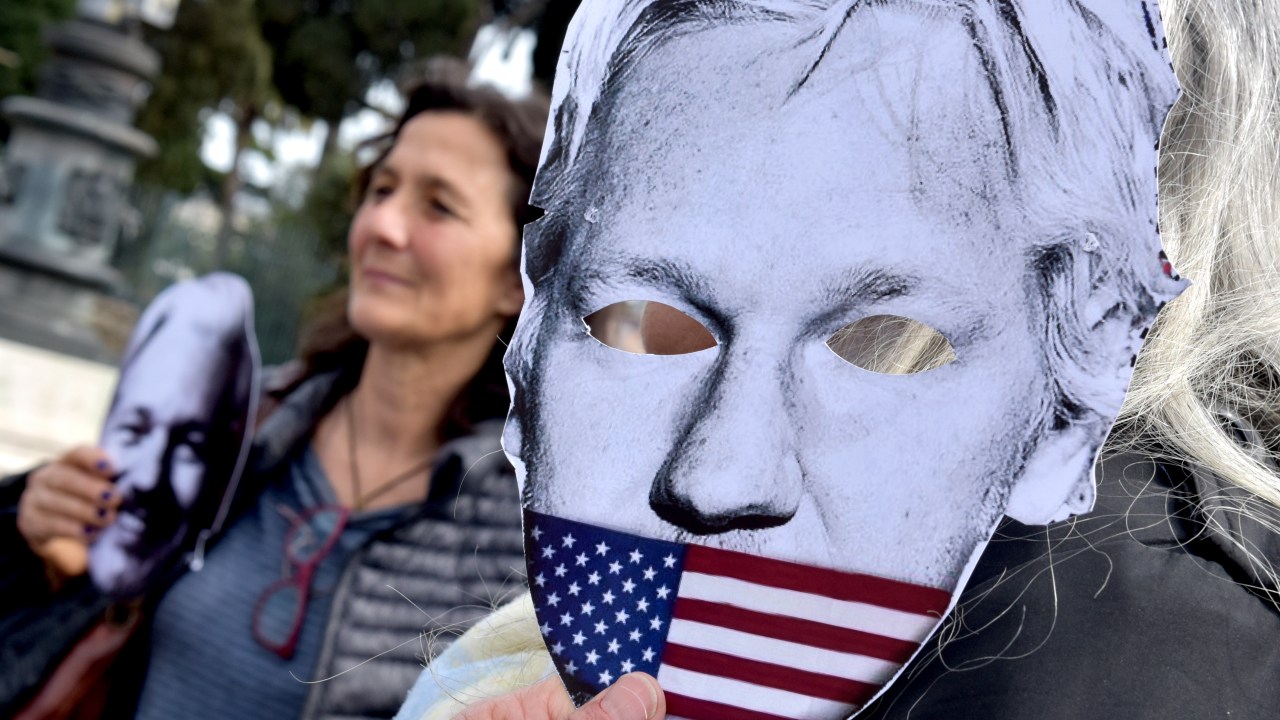 VAZAMENTOS - Estados Unidos pedem extradição de Julian Assange, responsável pelo vazamento de 700 ,il documentos confidenciais do governo