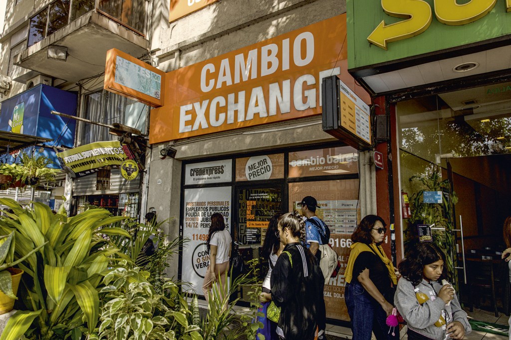 CASA DE CÂMBIO - Na Argentina: inflação anual de 100% empobreceu o país