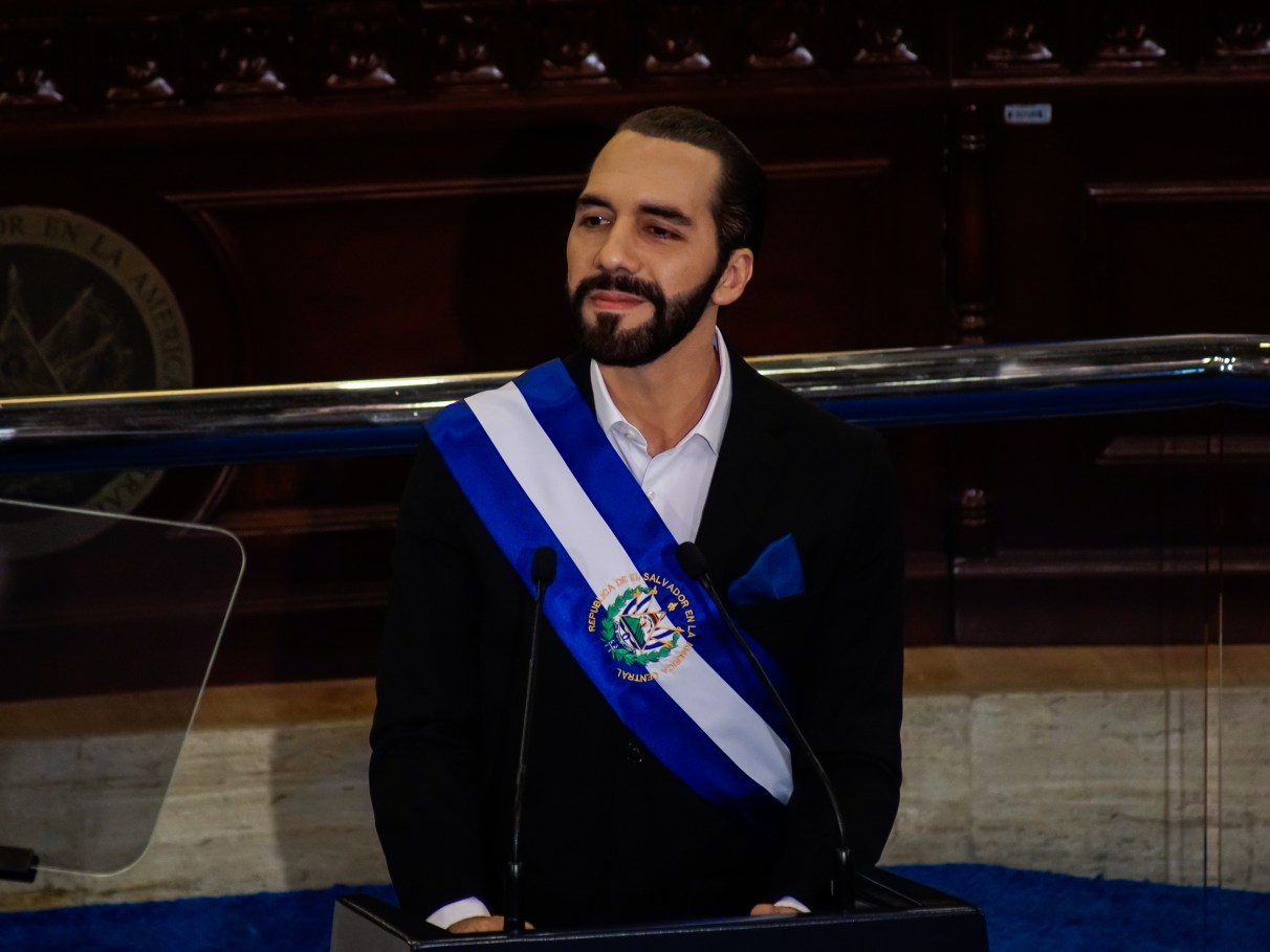 Centralizador, presidente de El Salvador quer cortar número de