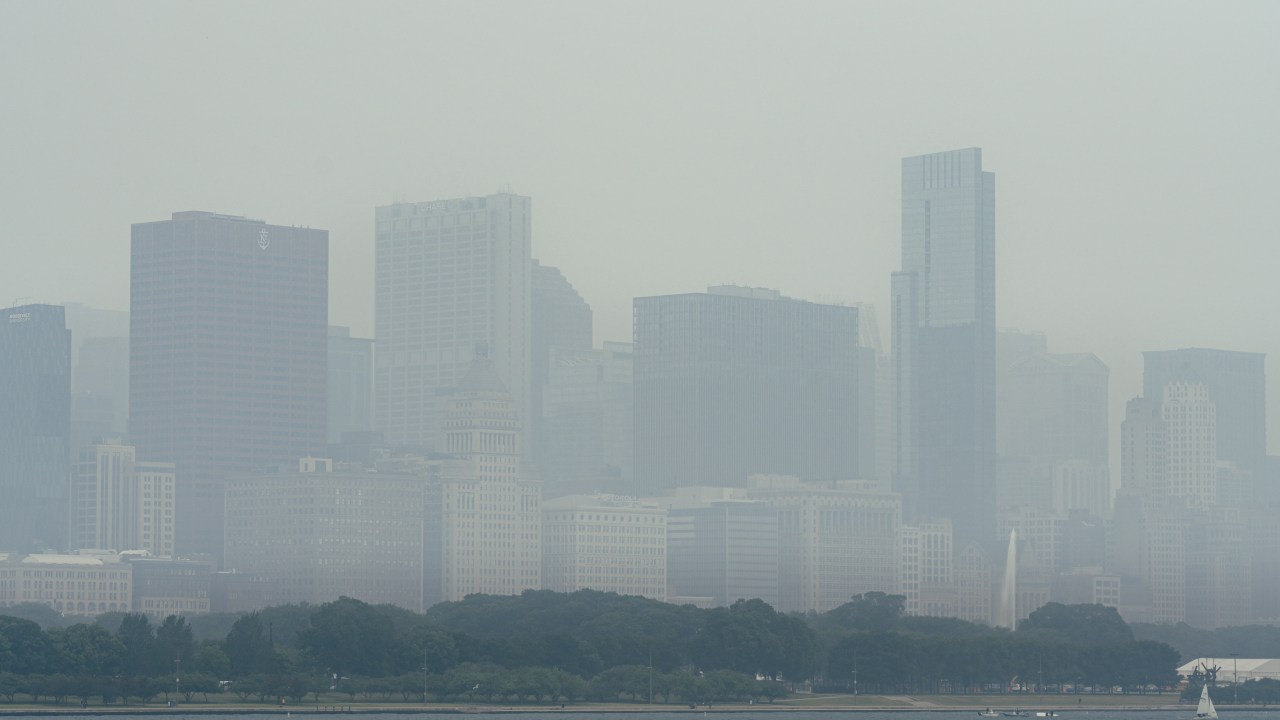 A fumaça dos incêndios florestais no Canadá está levando a condições muito nebulosas e provocando alertas de qualidade do ar na área de Chicago na terça-feira.