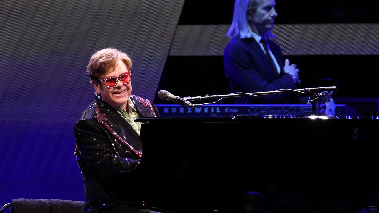 Elton John em show em Londres da turnê 'Farewell Yellowbrick Road'