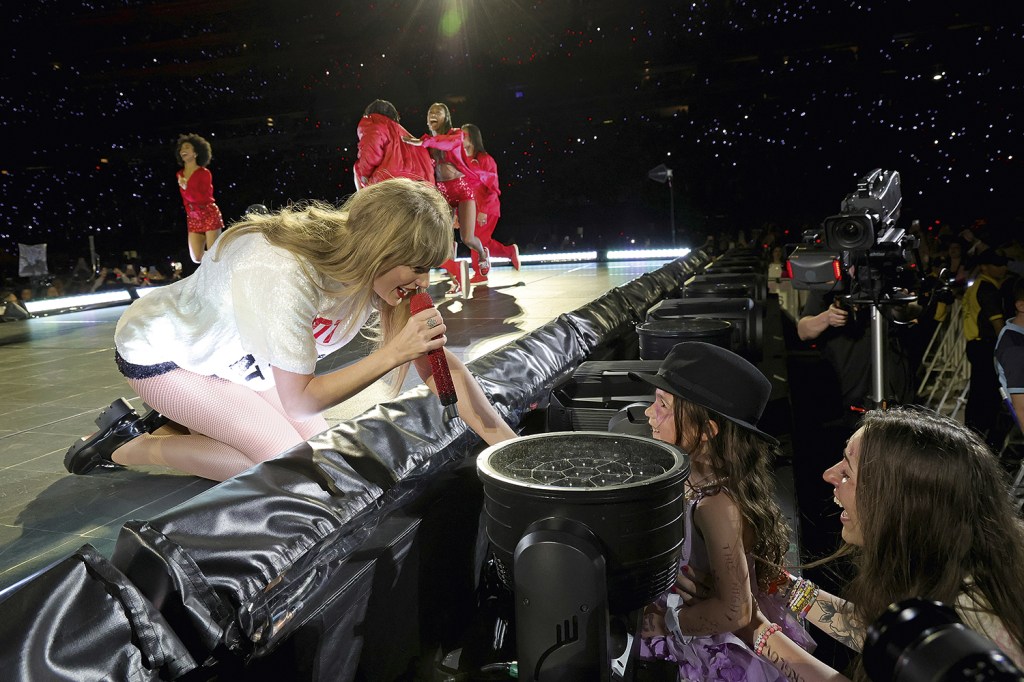 CATARSE - Taylor, em seu ritual com os fãs: na hora mais esperada dos shows, ela dá seu chapéu a um deles