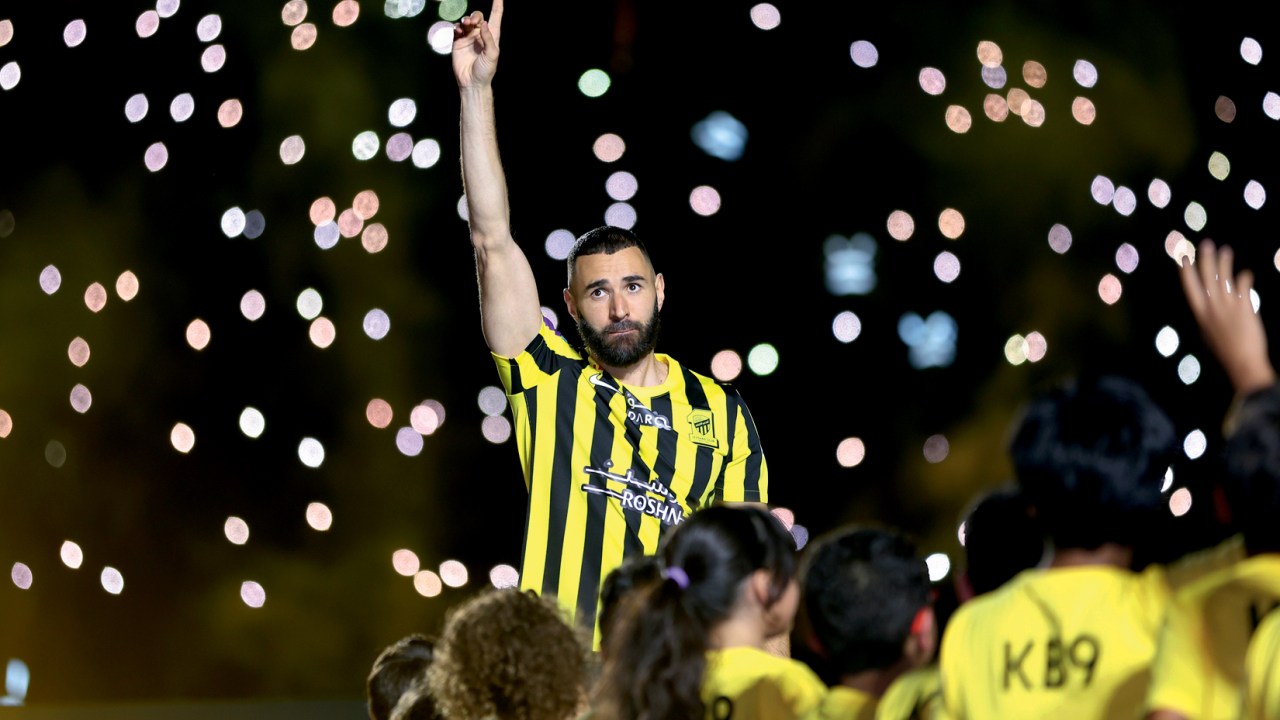 JEDDAH, SAUDI ARABIA - JUNE 08: Karim Benzema acknowledges the fans as they are presented to the crowd during the Karim Benzema Official Reception event at King Abdullah Sports City on June 08, 2023 in Jeddah, Saudi Arabia. Credito: Yasser Bakhsh/Getty Images