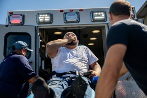 Socorristas atendem homem que passou mal durante onda de calor em Eagle Pass, no Texas, na quinta, 29 de junho