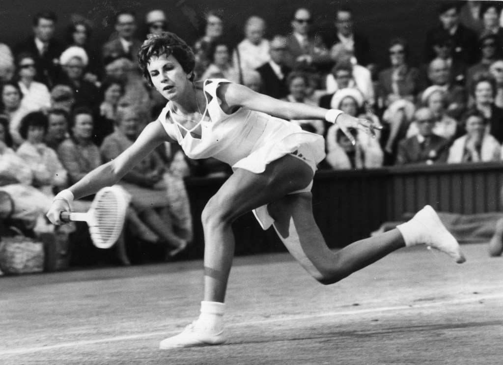 Maria Bueno em jogo contra Billie Jean Moffitt no torneio de Wimbledon, em 1964