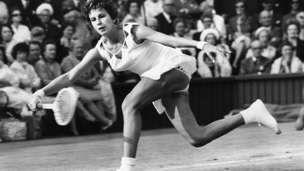 Maria Bueno em jogo contra Billie Jean Moffitt no torneio de Wimbledon, em 1964