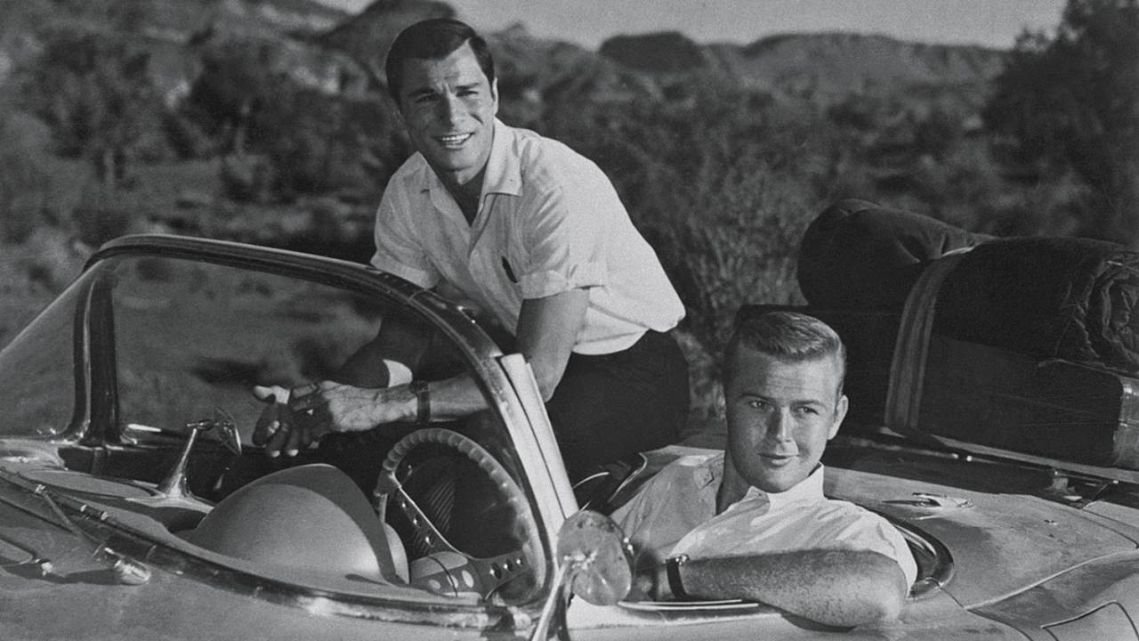 POEIRA - George Maharis (atrás), um dos dois jovens da série Rota 66: pós-beatnik