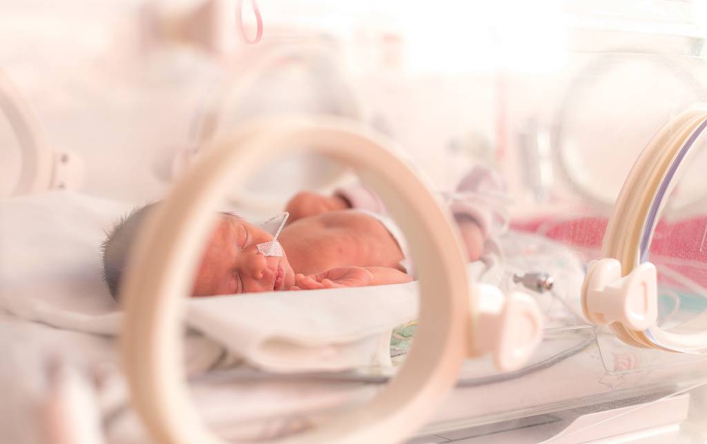 Premature newborn baby girl NOS PEQUENOS - Bronquiolite: não raro doença requer cuidados em UTI