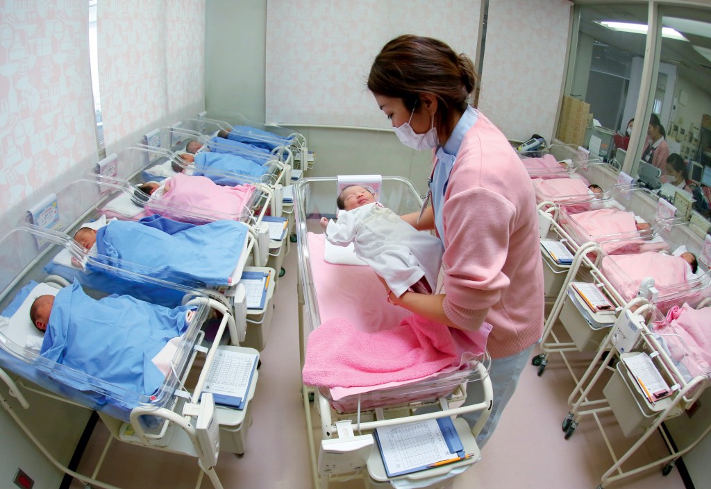 EM BAIXA - Berçário no Japão: a fertilidade só faz cair no país mais envelhecido do planeta