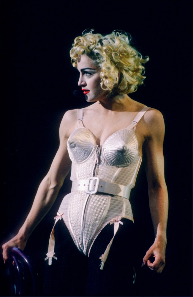 ÍCONE - Madonna com o corset dos anos 1990
