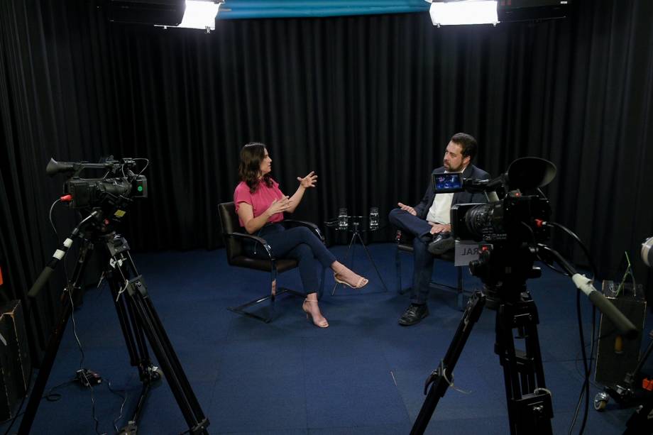 A jornalista Clarissa Oliveira e o deputado federal Guilherme Boulos durante entrevista ao programa Amarelas On Air, de Veja