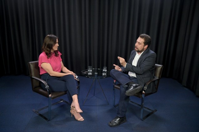 A jornalista Clarissa Oliveira e o deputado federal Guilherme Boulos durante entrevista ao programa Amarelas On Air, de Veja