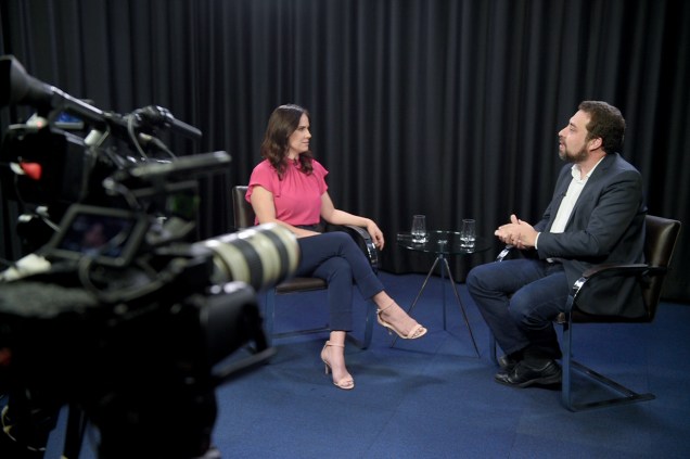 A jornalista Clarissa Oliveira e o deputado federal Guilherme Boulos durante entrevista ao programa Amarelas On Air, de Veja