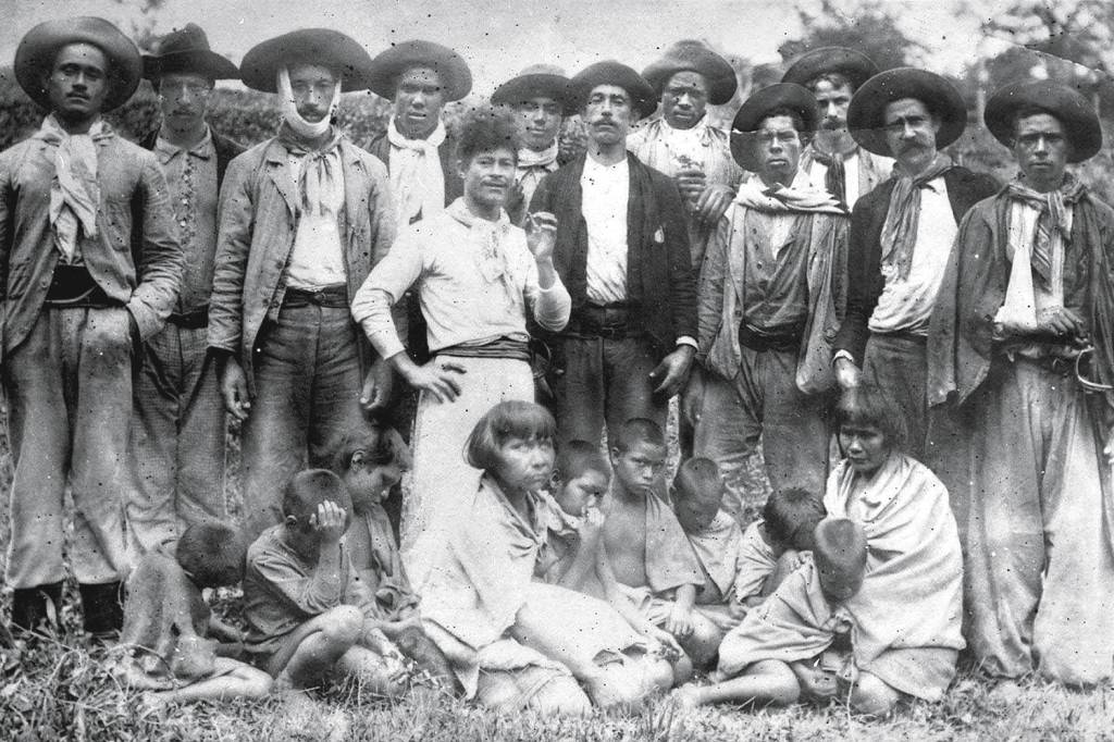 INDIGENAS—SANTA-CATARINA—HISTORICAS—bugreiros-e-vitimas-a.jpg VIOLÊNCIA - Tropa de bugreiros: um dos massacres quase dizimou a etnia