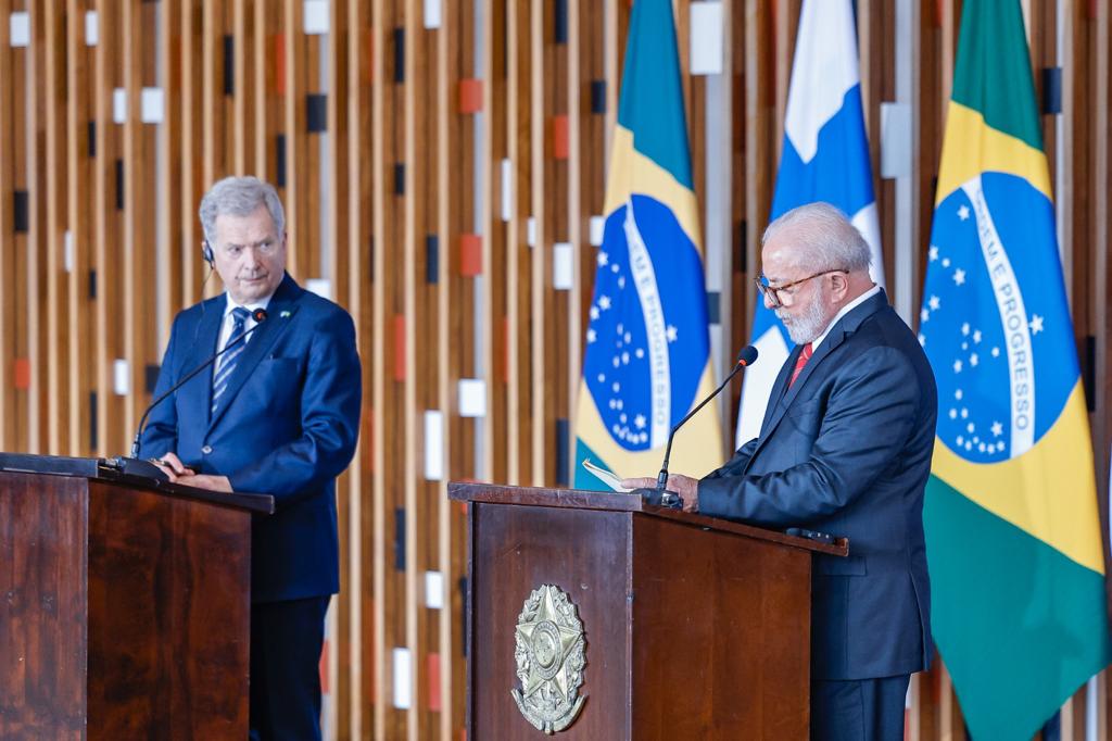 O presidente Lula (dir.) recebeu o líder finlandês, Sauli Niinisto, em Brasília. 01/06/2023 -