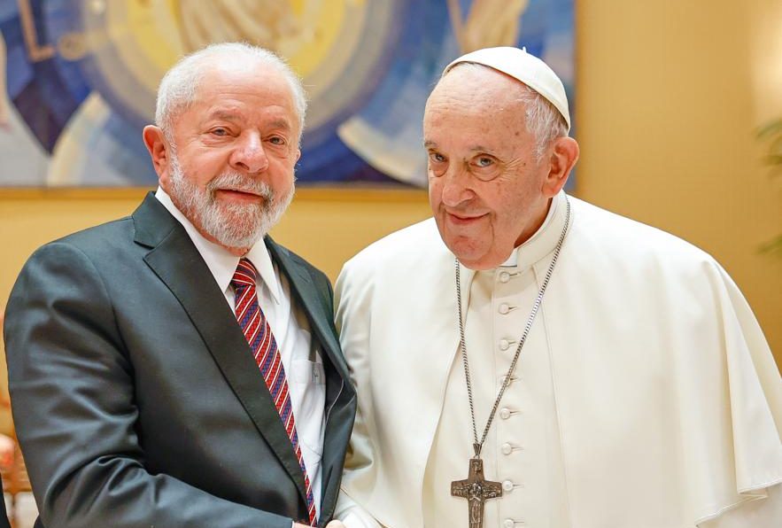 Presidente Lula (esq) e papa Francisco se encontram no Vaticano. 21/06/2023 -
