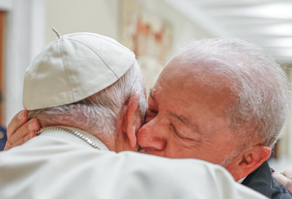 Imagem do WhatsApp de 2023-06-21 à(s) Presidente Lula (esq) e papa Francisco se encontram no Vaticano. 21/06/2023 -
