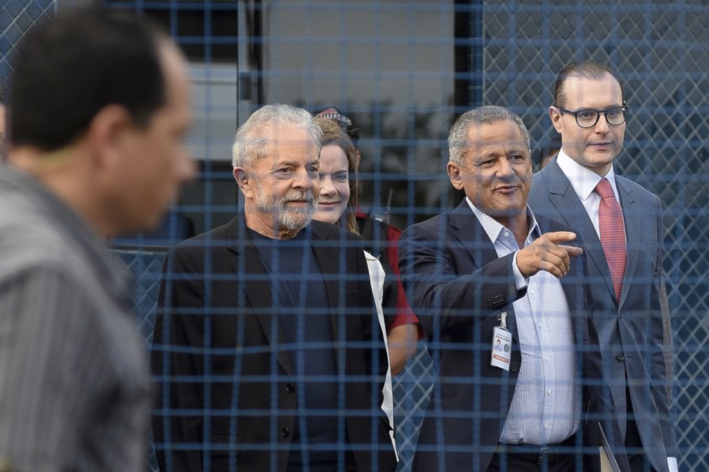 REVIRAVOLTA - Zanin, com Lula, ao deixar prisão: vitória contra a Lava-Jato