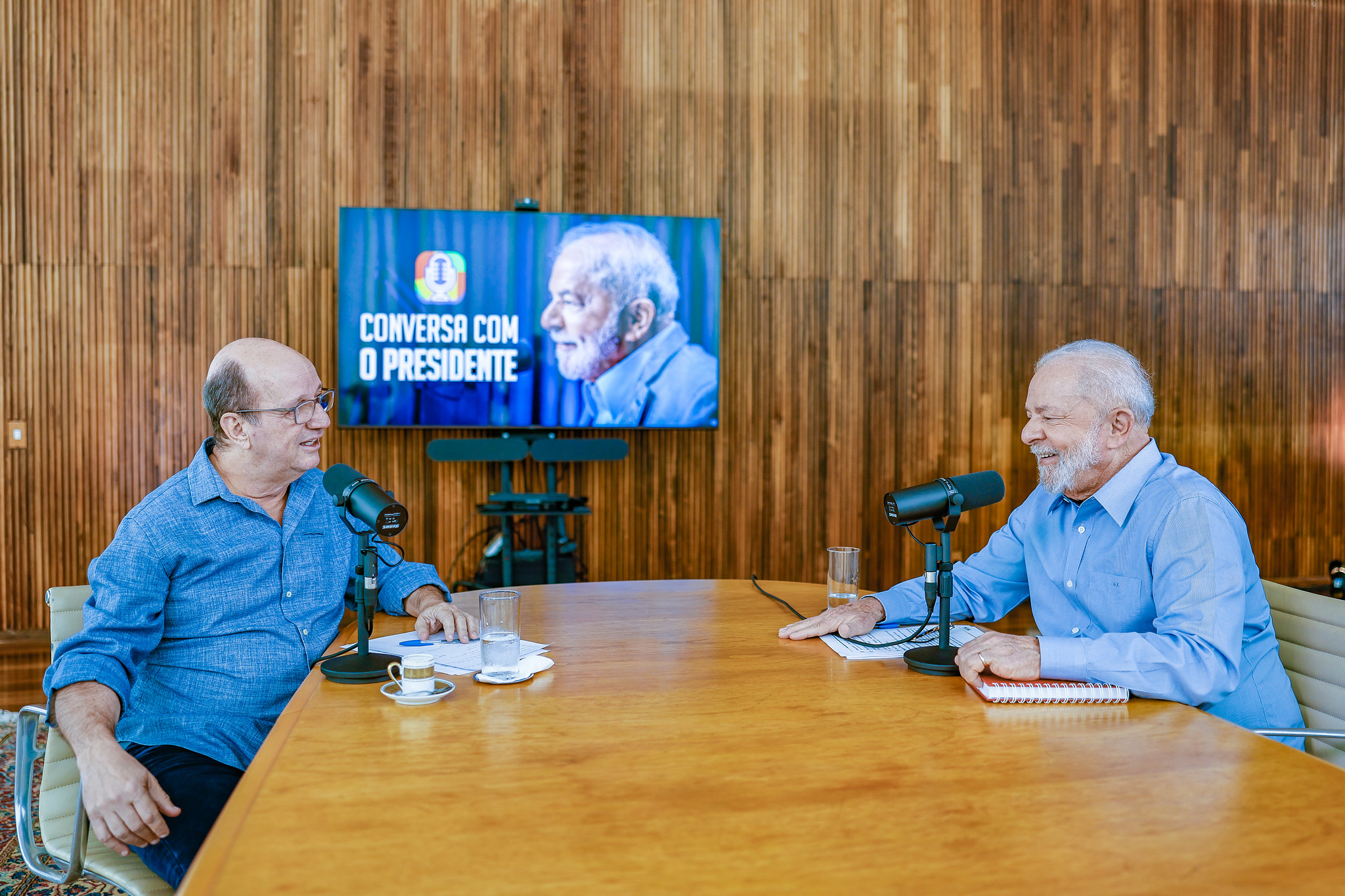 O presidente Lula em sua livre de estreia, com o jornalista Marcos Uchôa, que é contratado da estatal EBC
