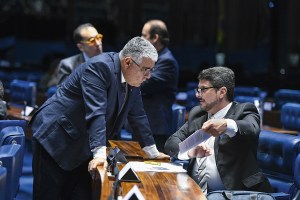 ESTRATÉGIA - Os senadores Eduardo Girão e Marcos do Val: pedidos de convocações para manter Dino sob pressão